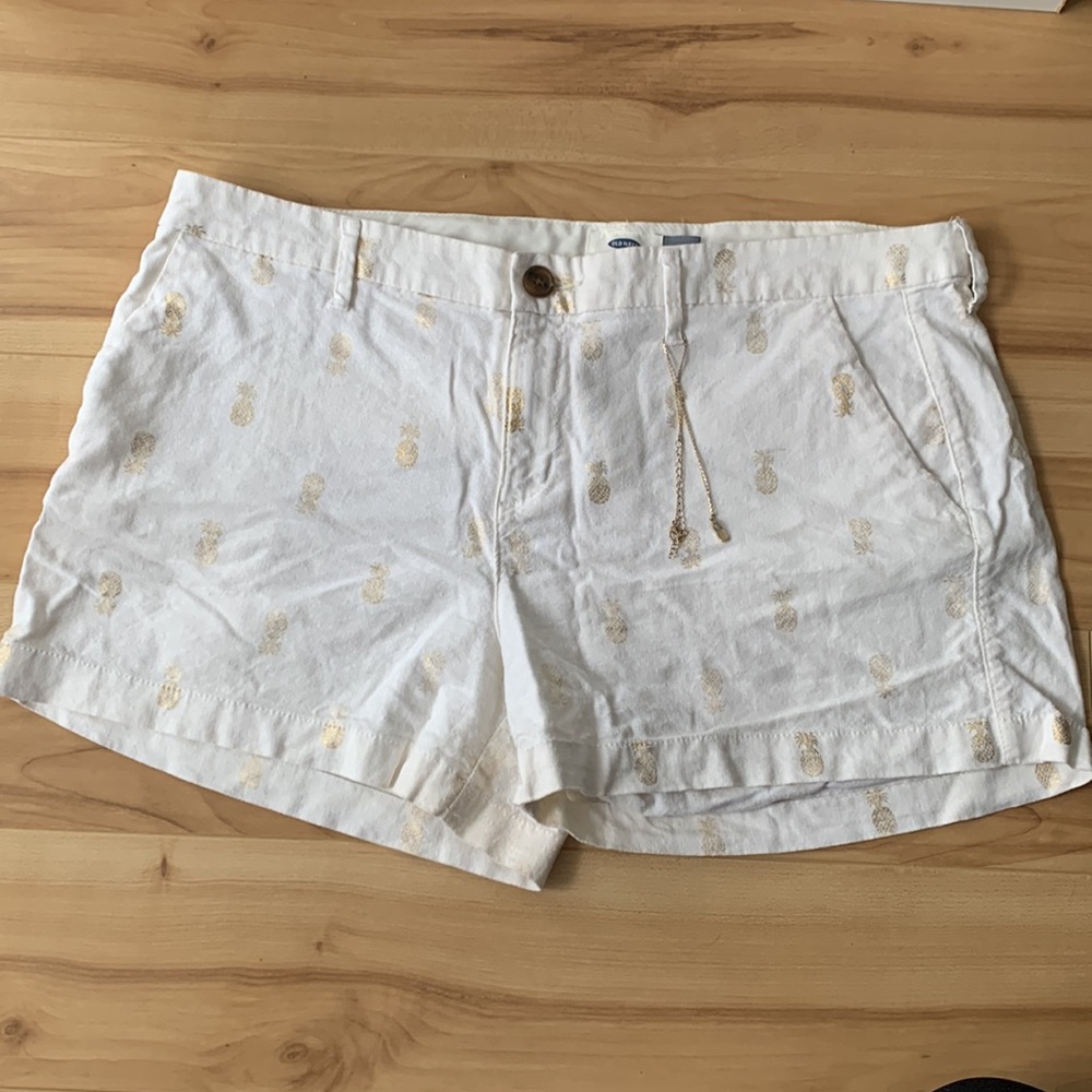 🍍Pineapple shorts + necklace